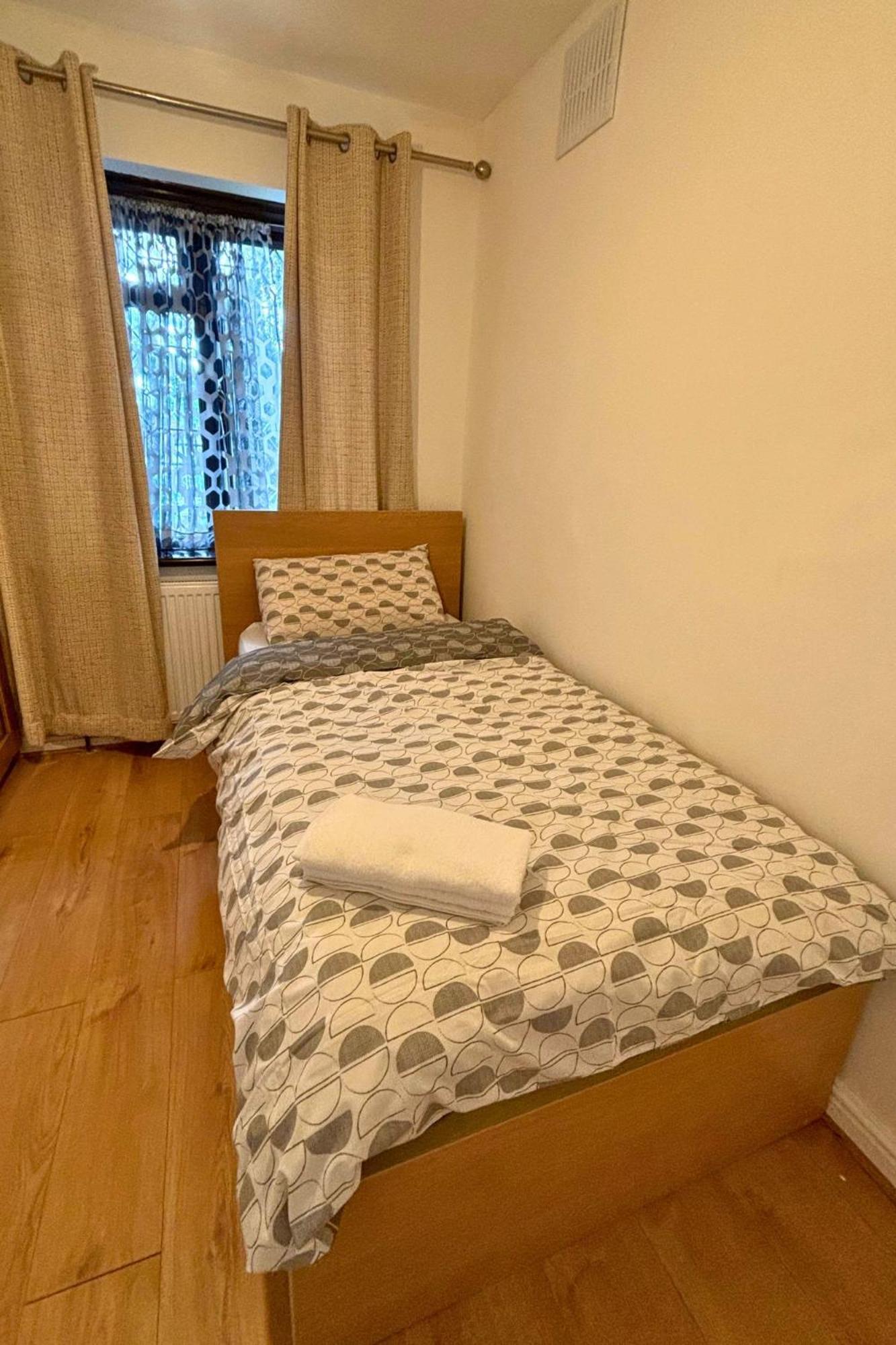 Charming And Cosy London Home, Garden, Parking & Family Fun Mitcham Eksteriør billede